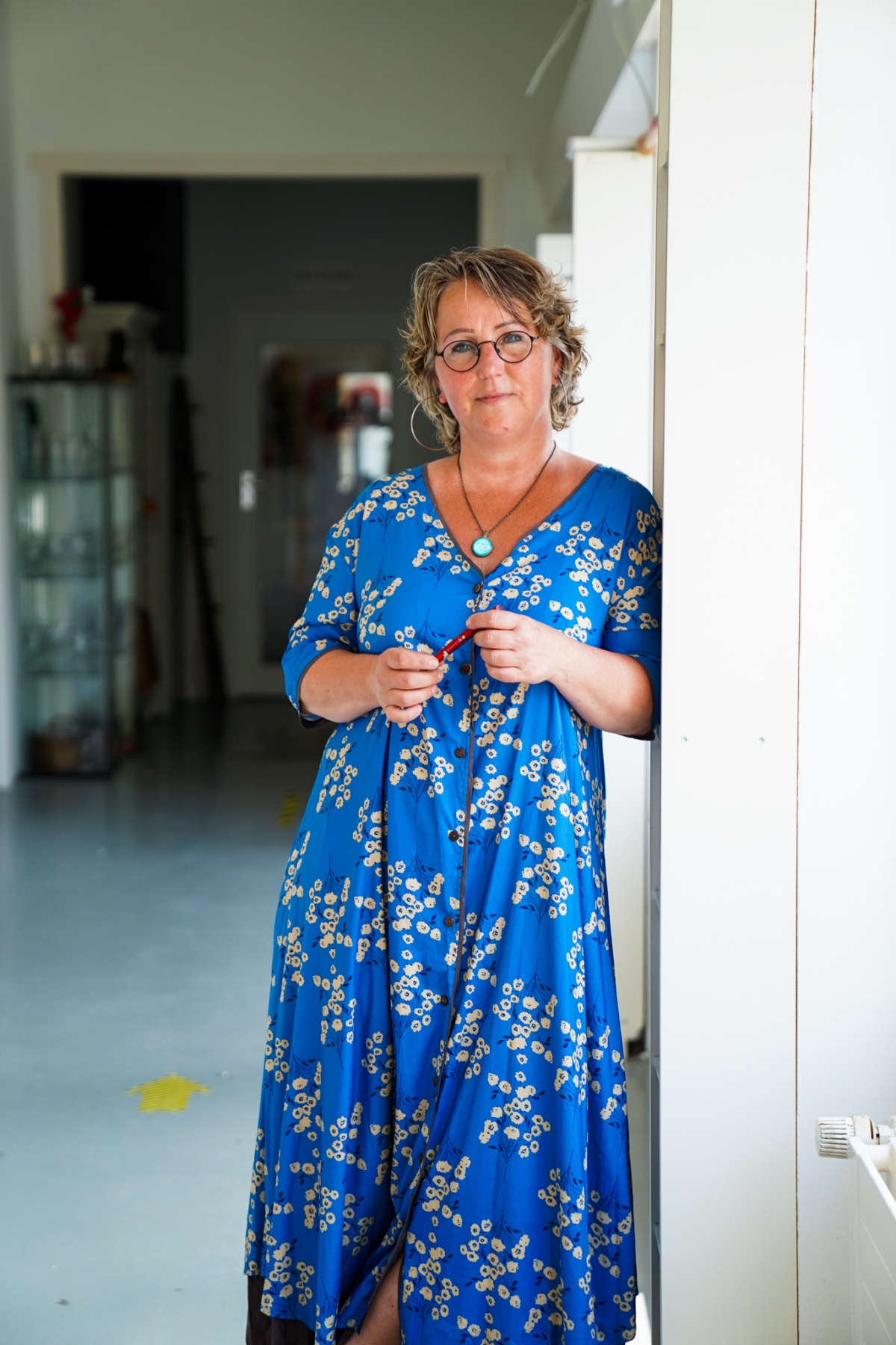 Vrouw wandelend in natuur