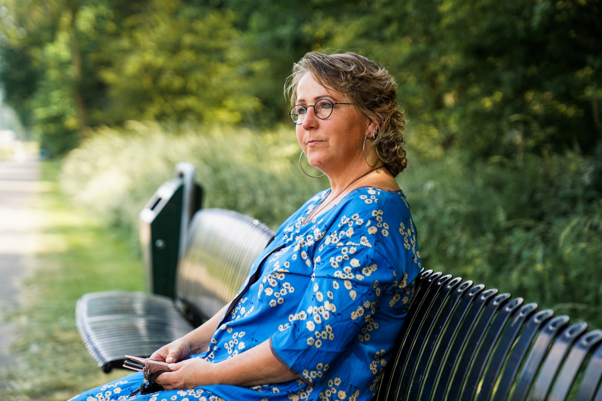 Carmen op bankje